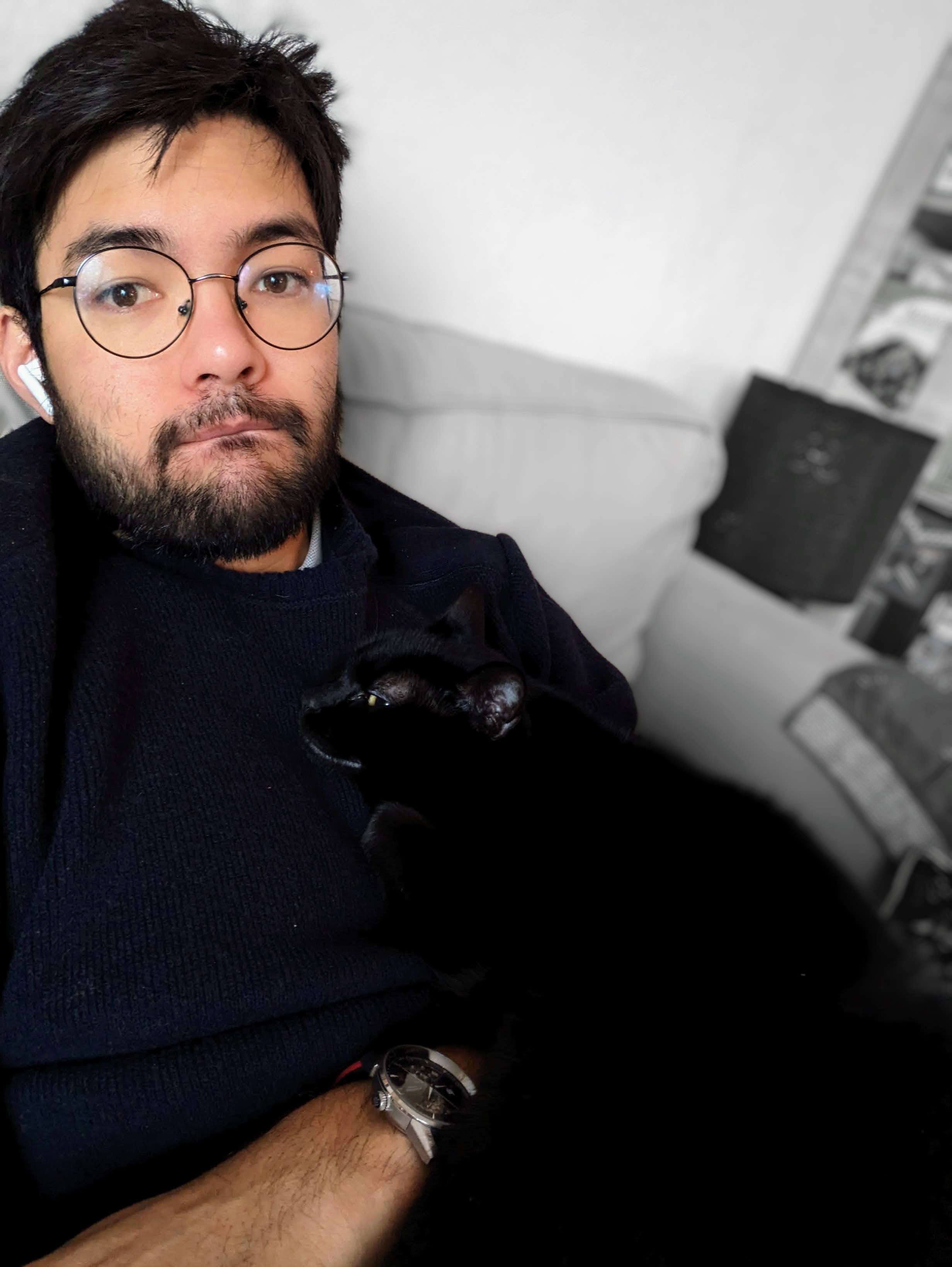 Ma tronche et mon petit chat noir qui s'appelle Nuit